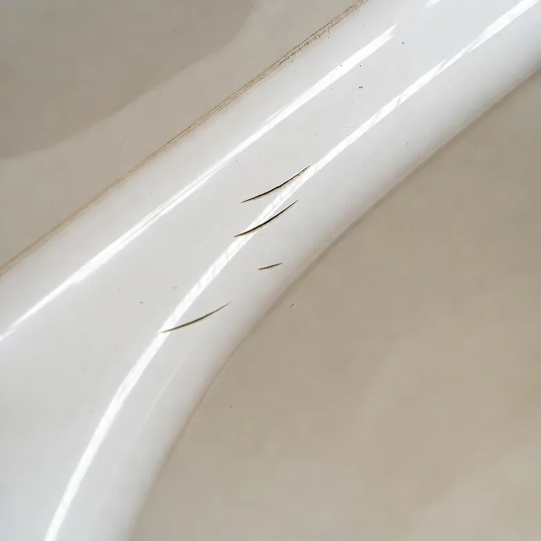 Bathtub scratch damage